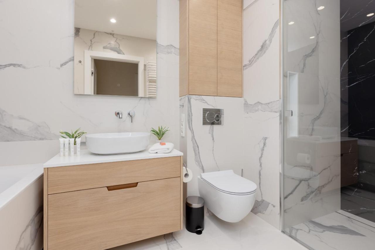 Deluxe Apartment Wronia 45 With Ac, Parking & Balcony By Renters Prestige Варшава Экстерьер фото