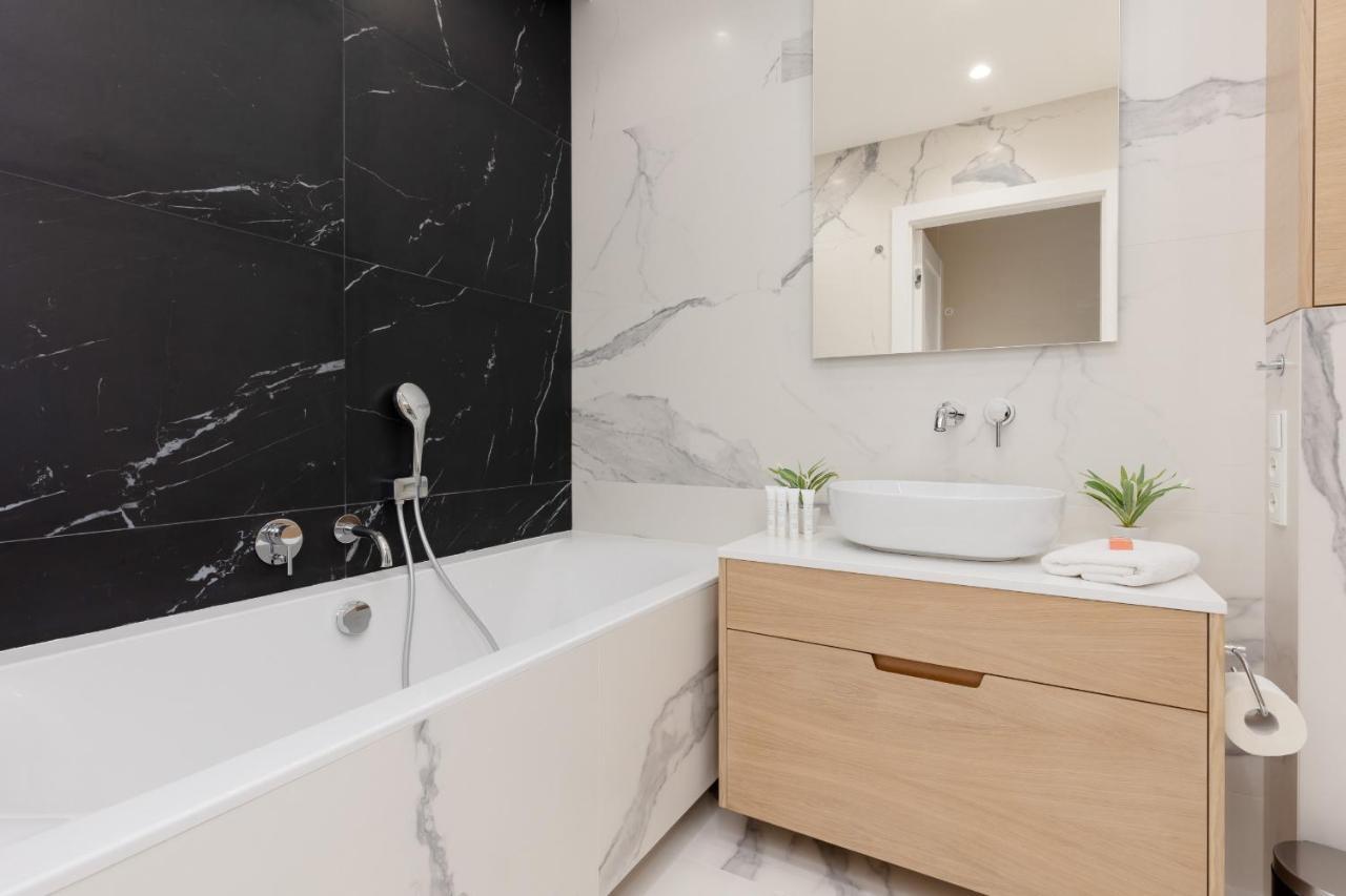 Deluxe Apartment Wronia 45 With Ac, Parking & Balcony By Renters Prestige Варшава Экстерьер фото